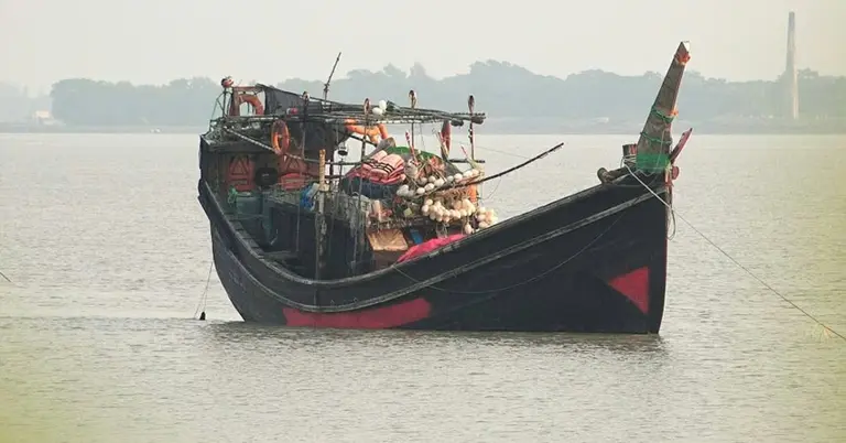 জেলেদের মাছ ধরার নৌকা